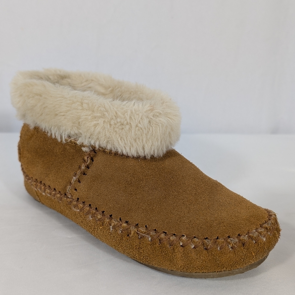Minnetonka Suede Tan Moccasin Slipper/Bootie with Cream Faux Fur Lining Size 5